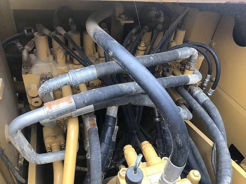 Máy thợ đào cũ CAT323 để bán trong tình trạng tốt,giá tốt thợ đào cũ