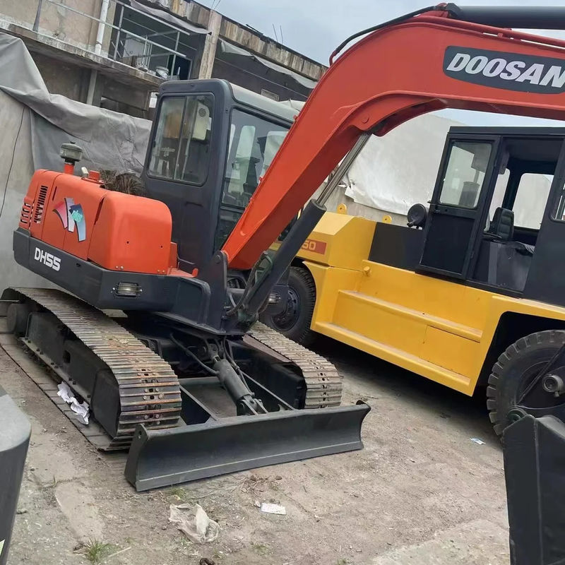 Máy đào Doushan DH55 cũ nguyên bản trong tình trạng tốt, bảo trì mạnh mẽ và đơn giản.