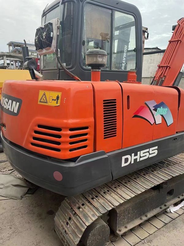 Máy đào Doushan DH55 cũ nguyên bản trong tình trạng tốt, bảo trì mạnh mẽ và đơn giản.