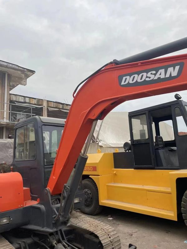 Máy đào Doushan DH55 cũ nguyên bản trong tình trạng tốt, bảo trì mạnh mẽ và đơn giản.